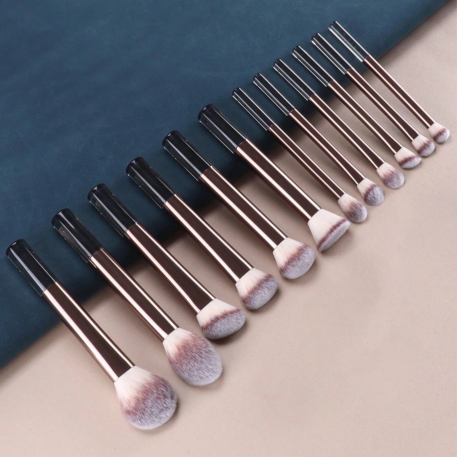 Set de 12 Brochas de Maquillaje Premium | Cerdas Suaves de Alta Calidad y Mango Ergonómico para una Aplicación Precisa
